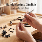 [KI] Handgefertigter Silberring mit Onyx bei der Schmuckherstellung
