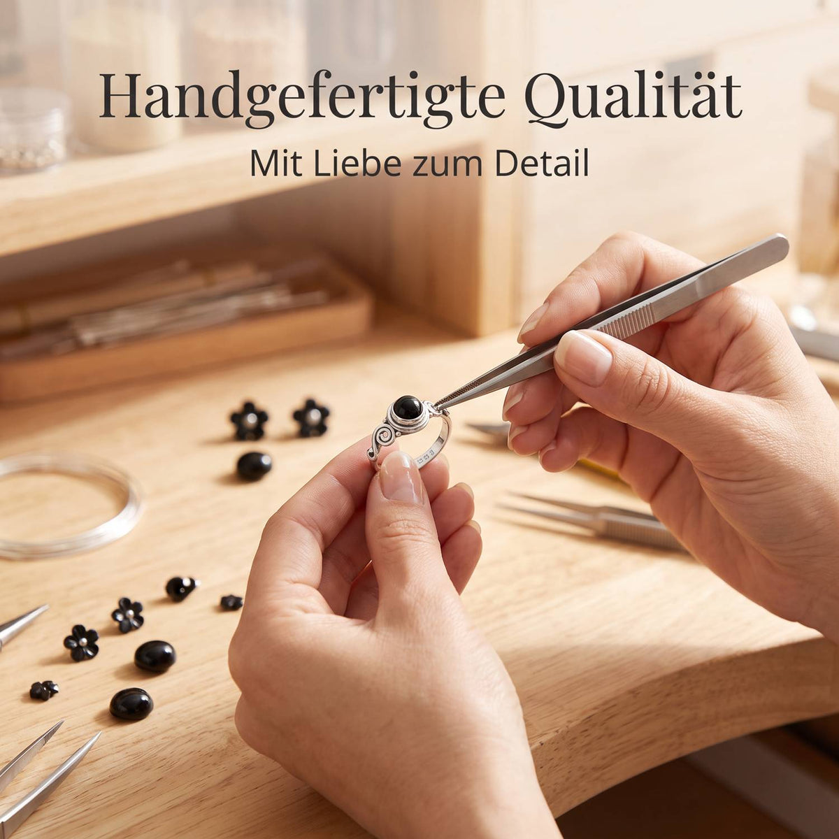 Handgefertigter Silberring mit Onyx bei der Schmuckherstellung