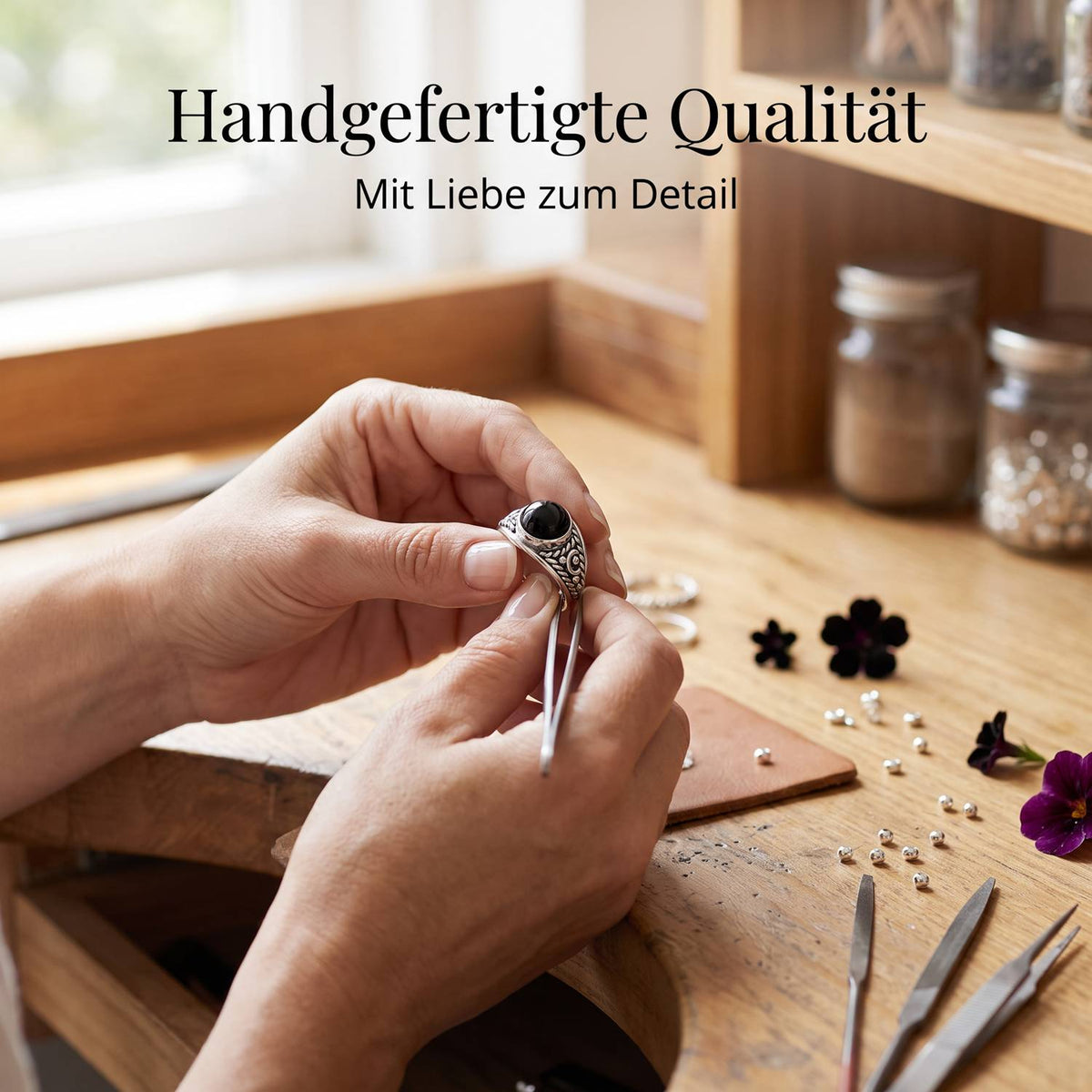 Handgefertigter Silberring mit Onyx bei der Schmuckherstellung