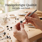 [KI] Handgefertigter Silberring mit Onyx bei der Schmuckherstellung