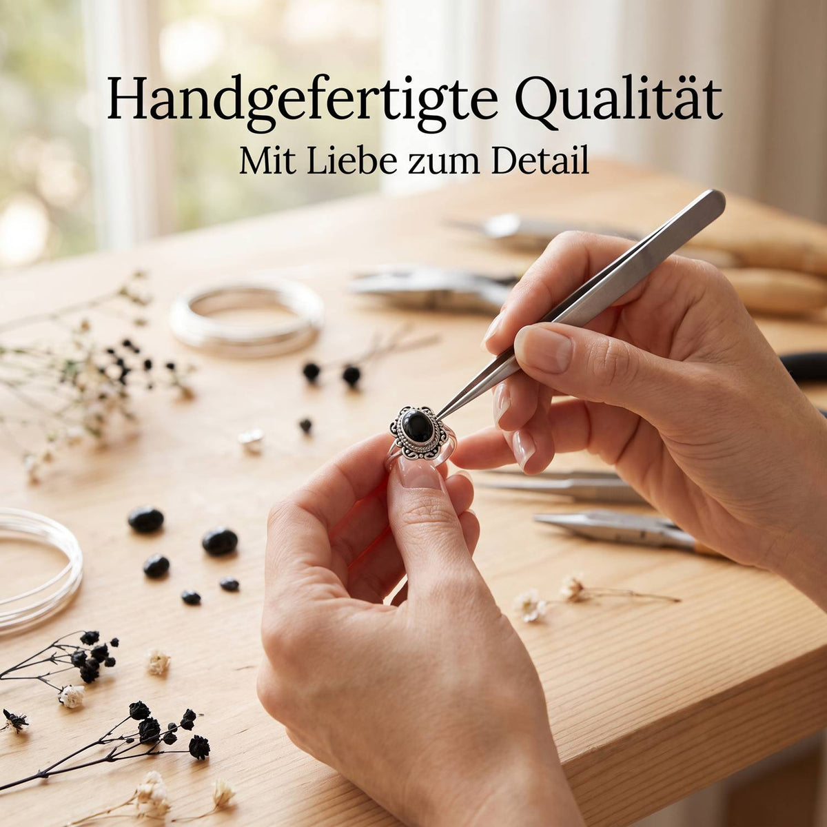 Handgefertigter Silberring mit Onyx bei der Schmuckherstellung