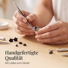 [KI] Handgefertigter Silberring mit Onyx bei der Schmuckherstellung