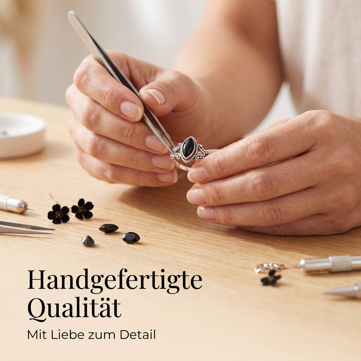 Handgefertigter Silberring mit Onyx bei der Schmuckherstellung