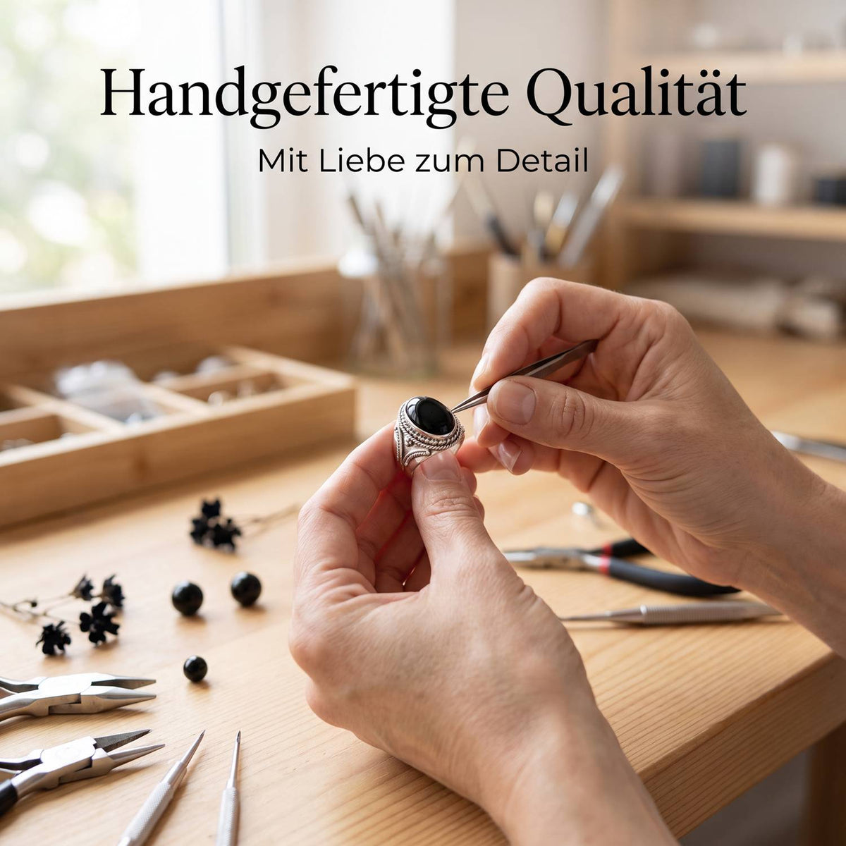 Handgefertigter Silberring mit Onyx bei der Schmuckherstellung