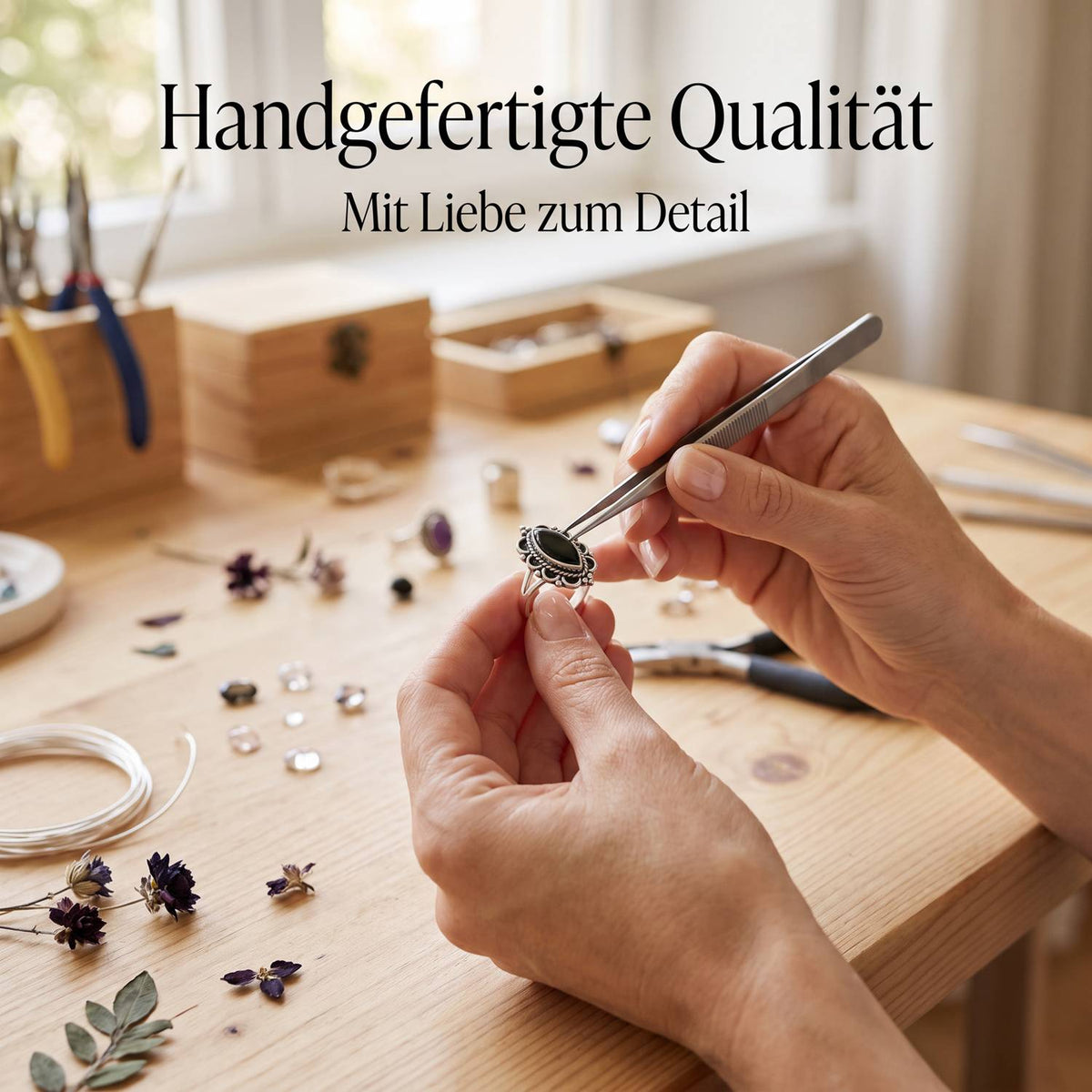 Handgefertigter Silberring mit Onyx bei der Schmuckherstellung