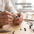 [KI] Handgefertigter Silberring mit Onyx bei der Schmuckherstellung