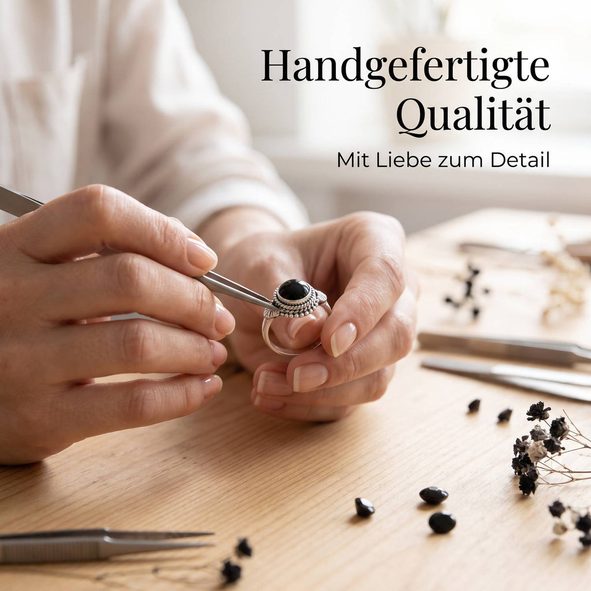 Handgefertigter Silberring mit Onyx bei der Schmuckherstellung
