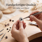 [KI] Handgefertigter Silberring mit Onyx bei der Schmuckherstellung