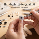 [KI] Handgefertigter Silberring mit Onyx bei der Schmuckherstellung