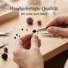 [KI] Handgefertigter Silberring mit Onyx bei der Schmuckherstellung