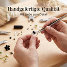 [KI] Handgefertigter Silberring mit Onyx bei der Schmuckherstellung