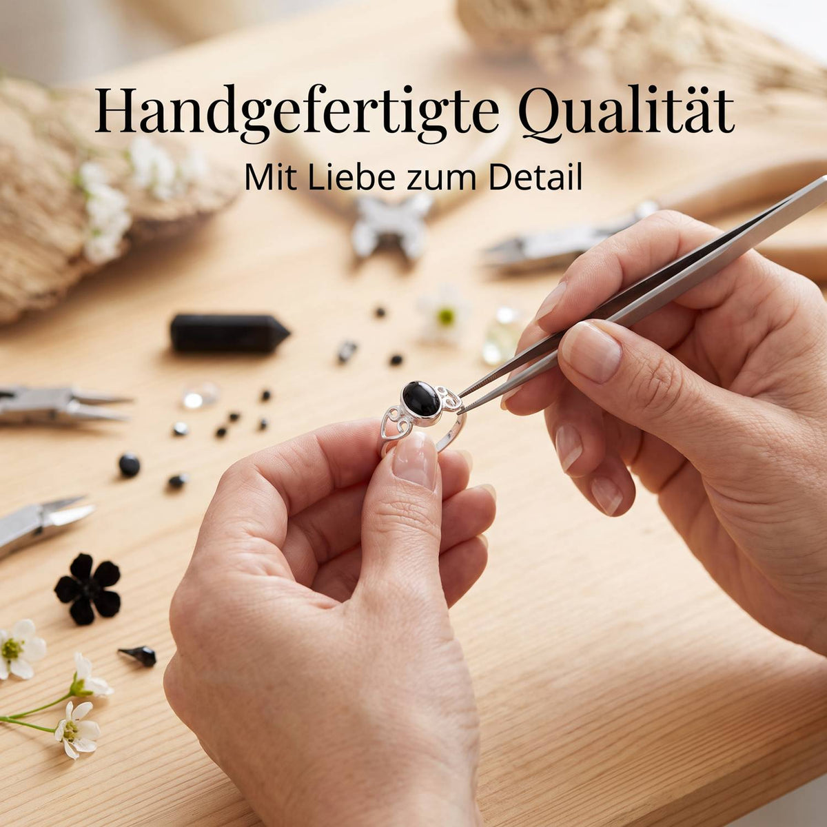 Handgefertigter Silberring mit Onyx bei der Schmuckherstellung