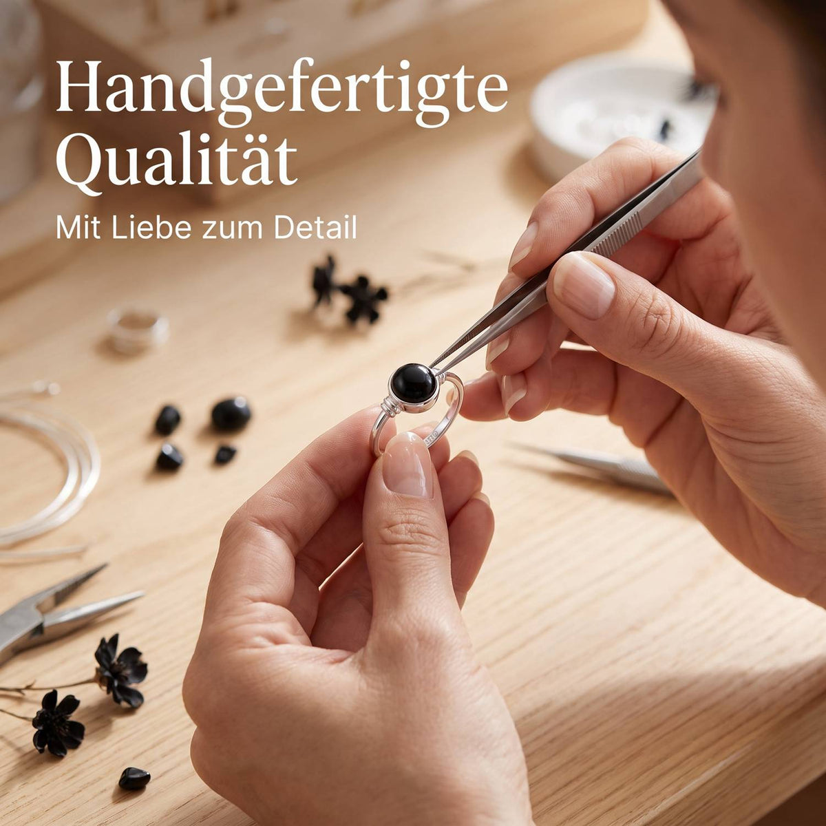 Handgefertigter Silberring mit Onyx bei der Schmuckherstellung