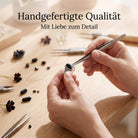[KI] Handgefertigter Silberring mit Onyx bei der Schmuckherstellung