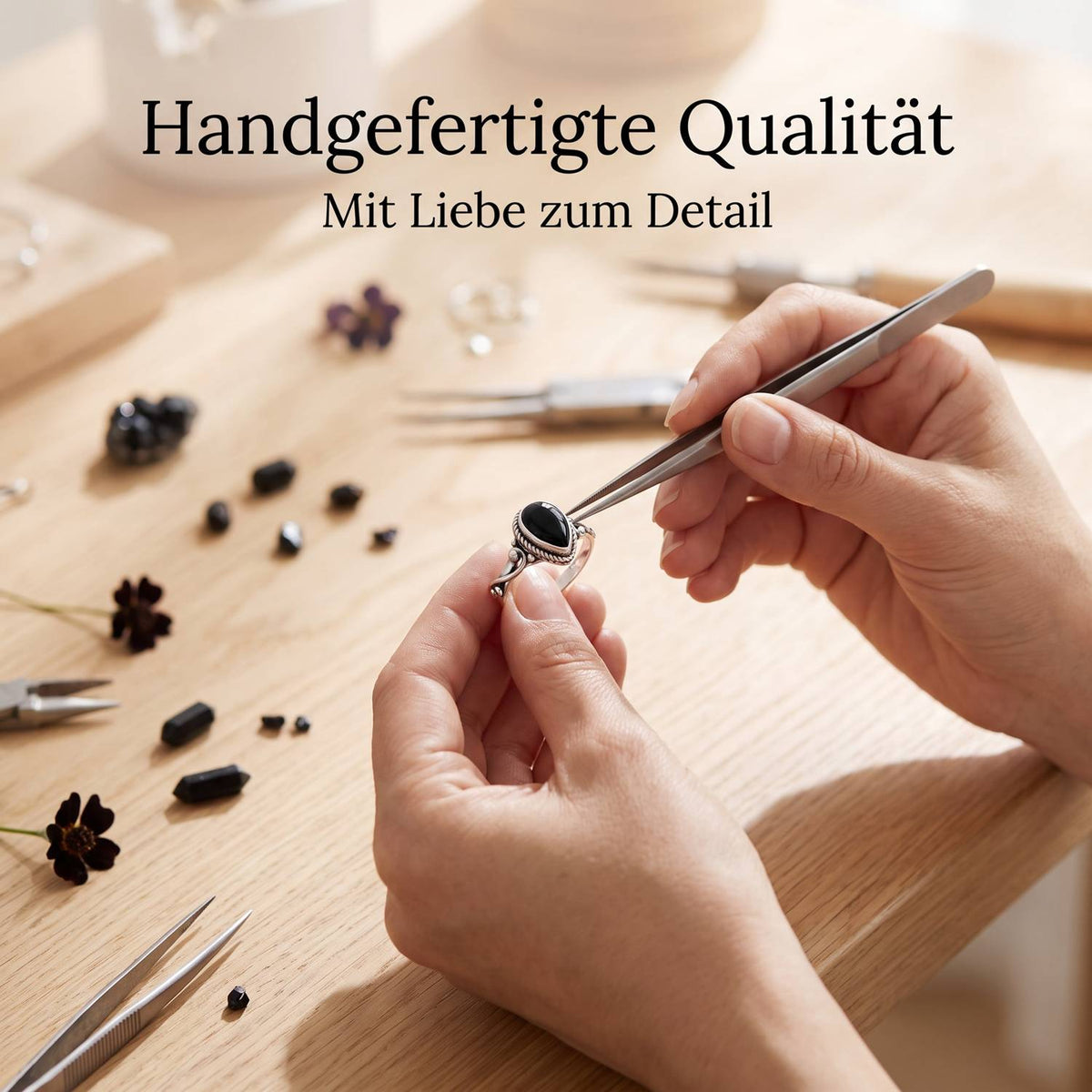 Handgefertigter Silberring mit Onyx bei der Schmuckherstellung