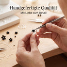 [KI] Handgefertigter Silberring mit Onyx bei der Schmuckherstellung