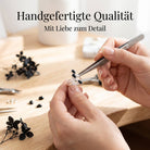 [KI] Handgefertigter Silberring mit Onyx bei der Schmuckherstellung