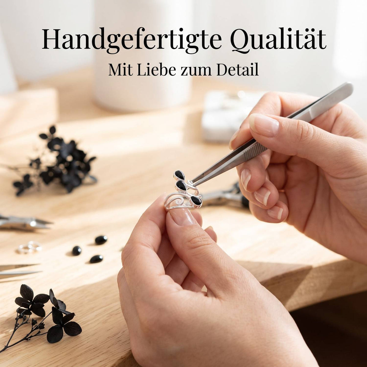 Handgefertigter Silberring mit Onyx bei der Schmuckherstellung