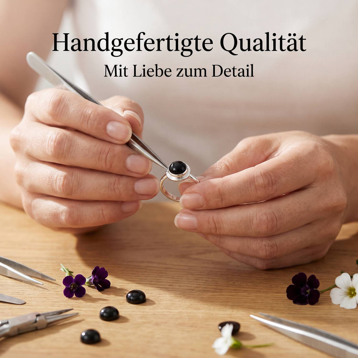 Handgefertigter Silberring mit Onyx bei der Schmuckherstellung