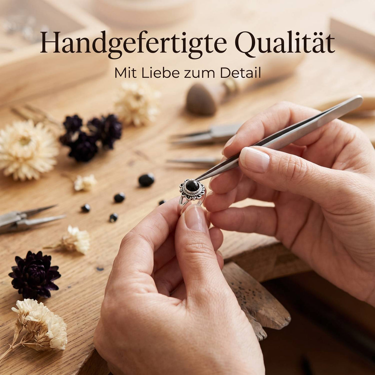 Handgefertigter Silberring mit Onyx bei der Schmuckherstellung