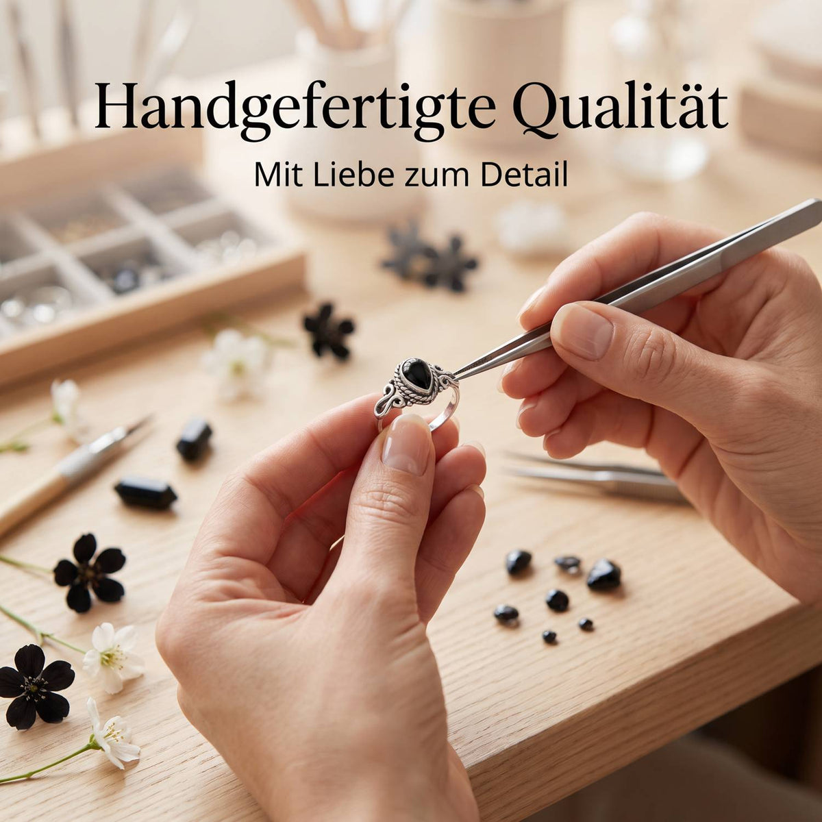 Handgefertigter Silberring mit Onyx bei der Schmuckherstellung