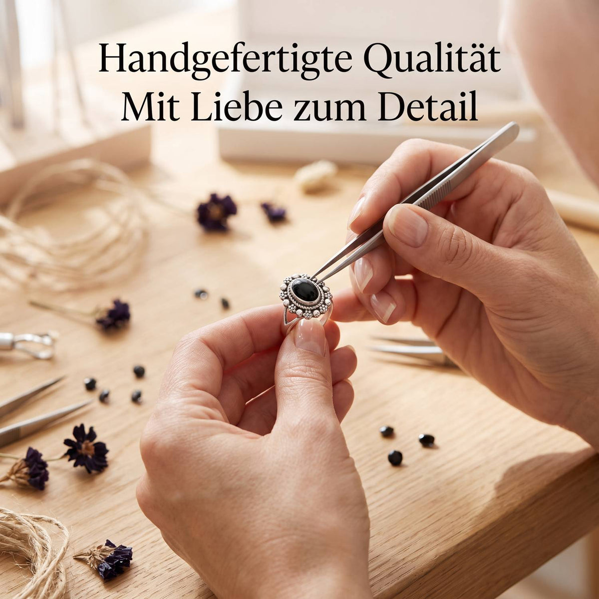 Handgefertigter Silberring mit Onyx bei der Schmuckherstellung