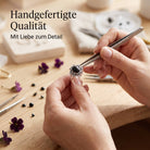 [KI] Handgefertigter Silberring mit Onyx bei der Schmuckherstellung