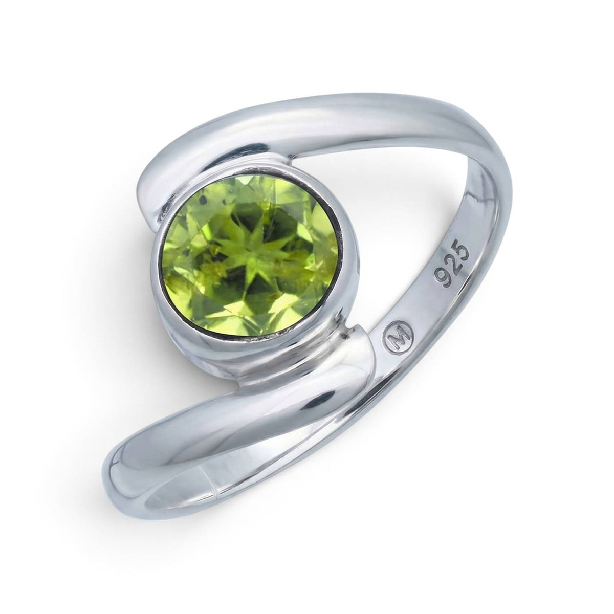 Peridotring aus Silber auf weißem Hintergrund