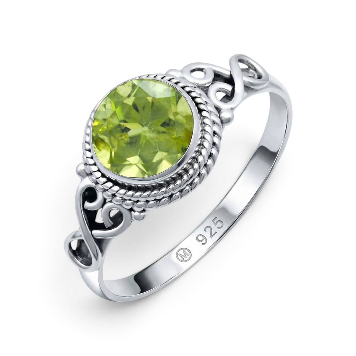 Peridotring aus Silber auf weißem Hintergrund