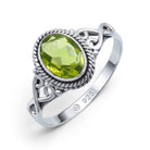 [KI] Peridotring aus Silber auf weißem Hintergrund