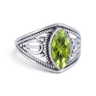 [KI] Peridotring aus Silber auf weißem Hintergrund