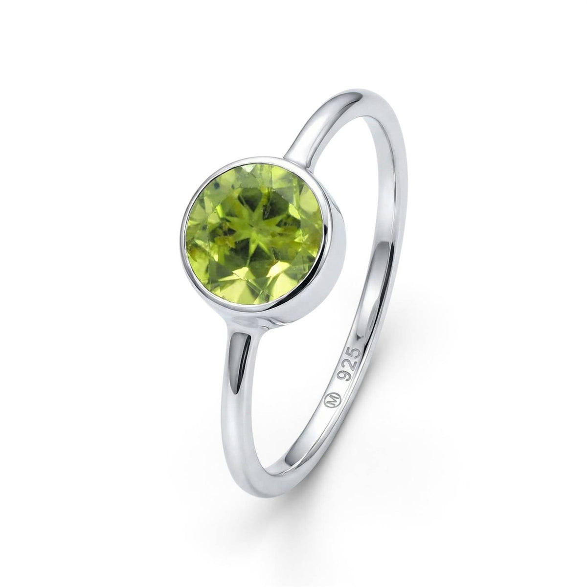 Peridotring aus Silber auf weißem Hintergrund