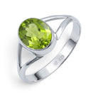 [KI] Peridotring aus Silber auf weißem Hintergrund