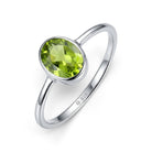 [KI] Peridotring aus Silber auf weißem Hintergrund