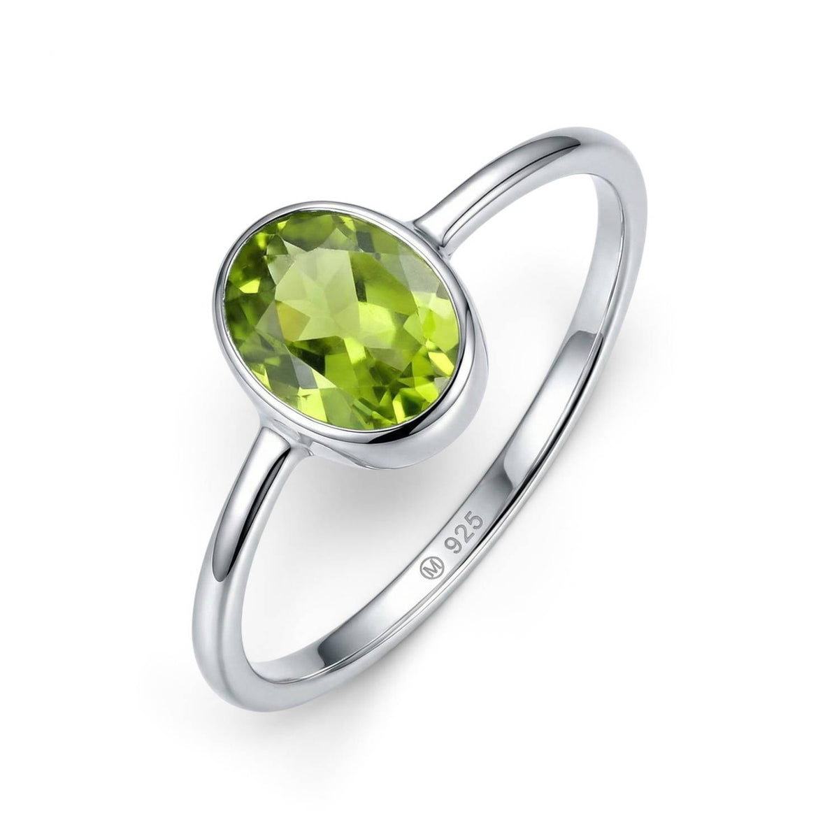 Peridotring aus Silber auf weißem Hintergrund