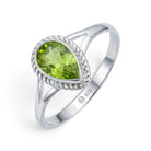 [KI] Peridotring aus Silber auf weißem Hintergrund