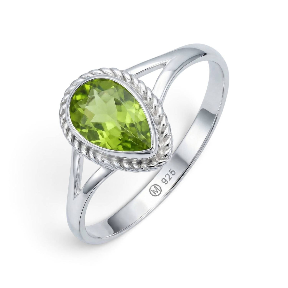 Peridotring aus Silber auf weißem Hintergrund