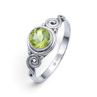 [KI] Peridotring aus Silber auf weißem Hintergrund