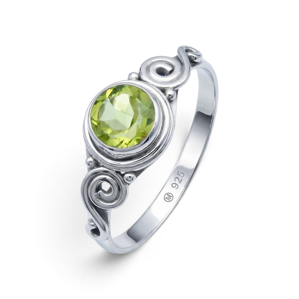 Peridotring aus Silber auf weißem Hintergrund