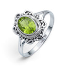 [KI] Peridotring aus Silber auf weißem Hintergrund