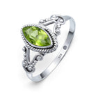 [KI] Peridotring aus Silber auf weißem Hintergrund