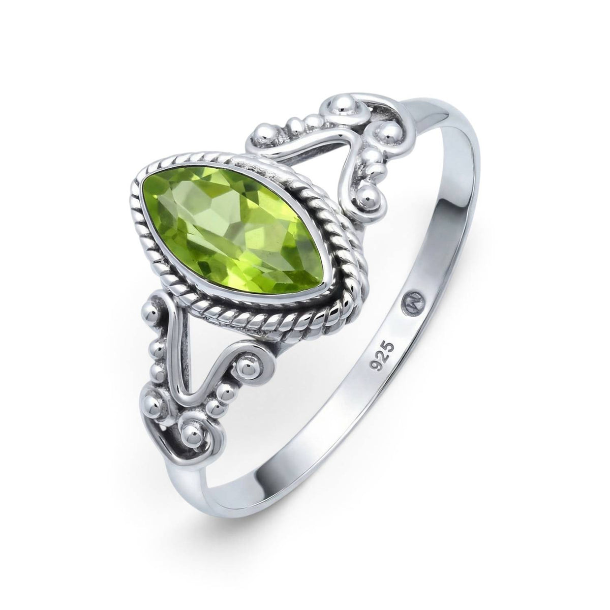 Peridotring aus Silber auf weißem Hintergrund