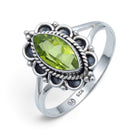 [KI] Peridotring aus Silber auf weißem Hintergrund