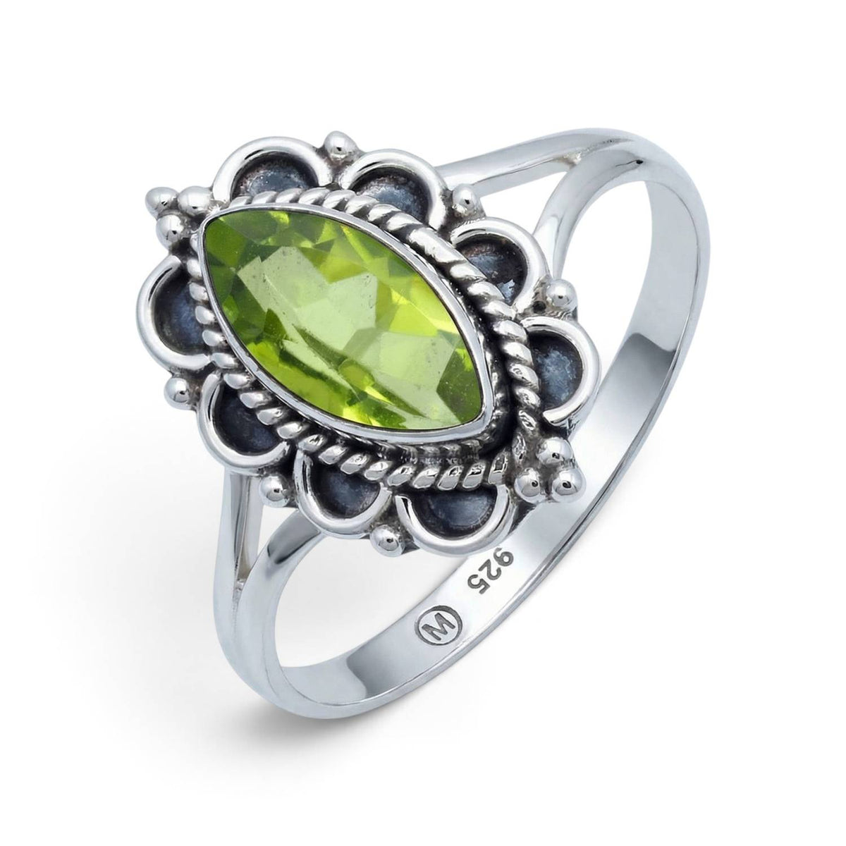 Peridotring aus Silber auf weißem Hintergrund
