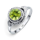 [KI] Peridotring aus Silber auf weißem Hintergrund
