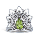 [KI] Peridotring aus Silber auf weißem Hintergrund
