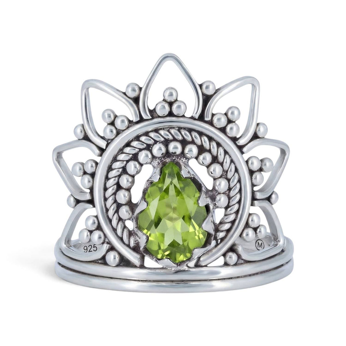 Peridotring aus Silber auf weißem Hintergrund