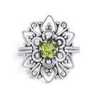 [KI] Peridotring aus Silber auf weißem Hintergrund