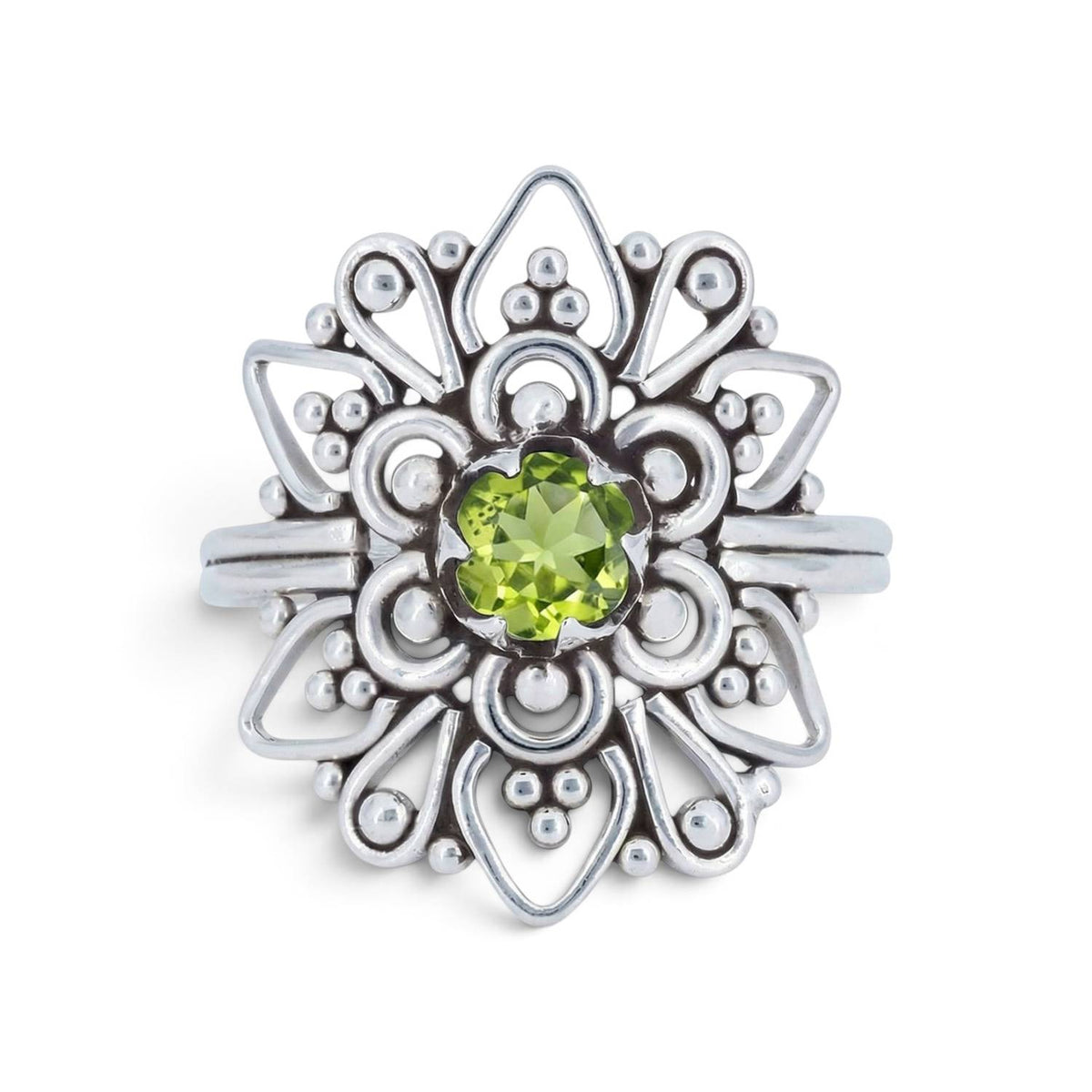 Peridotring aus Silber auf weißem Hintergrund