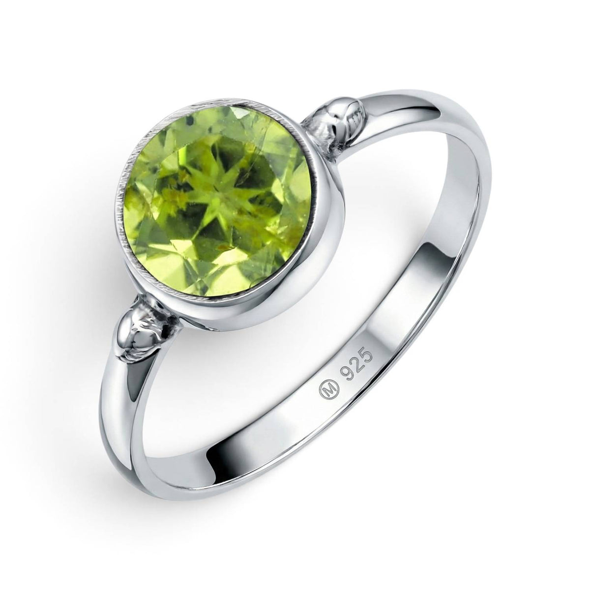 Peridotring aus Silber auf weißem Hintergrund